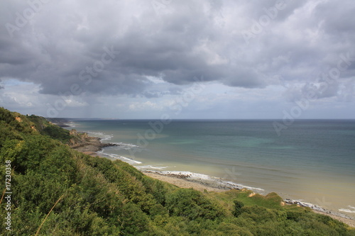 Blick vom Pointe du Hoc auf die felsige Kanalküste