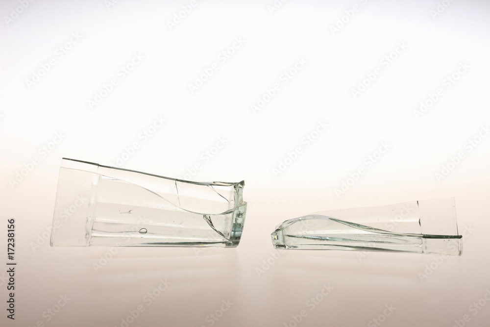 Fototapeta premium 割れたコップ