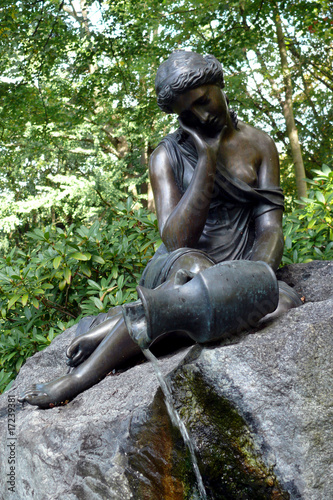 Milchmädchen-Bronzefigur photo