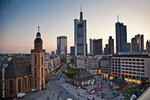 Hauptwache und Skyline von Frankfurt im Sonnenuntergang