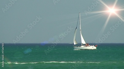 Voilier sous le soleil