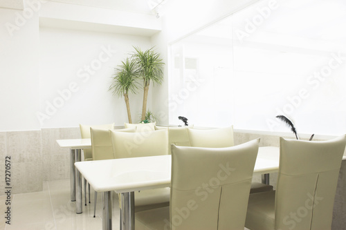 白いテーブルと椅子