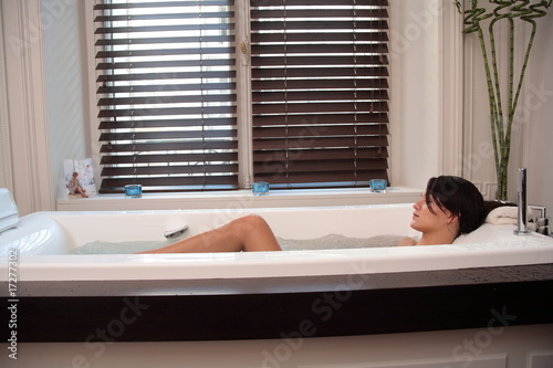 jeune femme dans sa baignoire