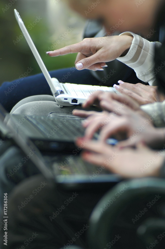 Hände und Finger mit Notebook