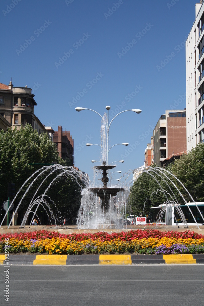 Naklejka premium Fuente de la plaza Merindades en Pamplona (Navarra, España).