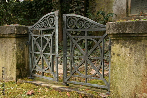 Schmiedeisernes Tor auf Friedhof photo
