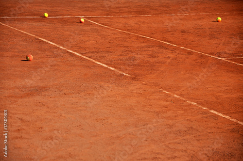 terrain de tennis sur terre batue avec balles