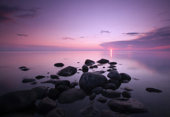 Wandcirkels Aubergine Zonsopkomst boven kalme oceaan  © Henrik Larsson