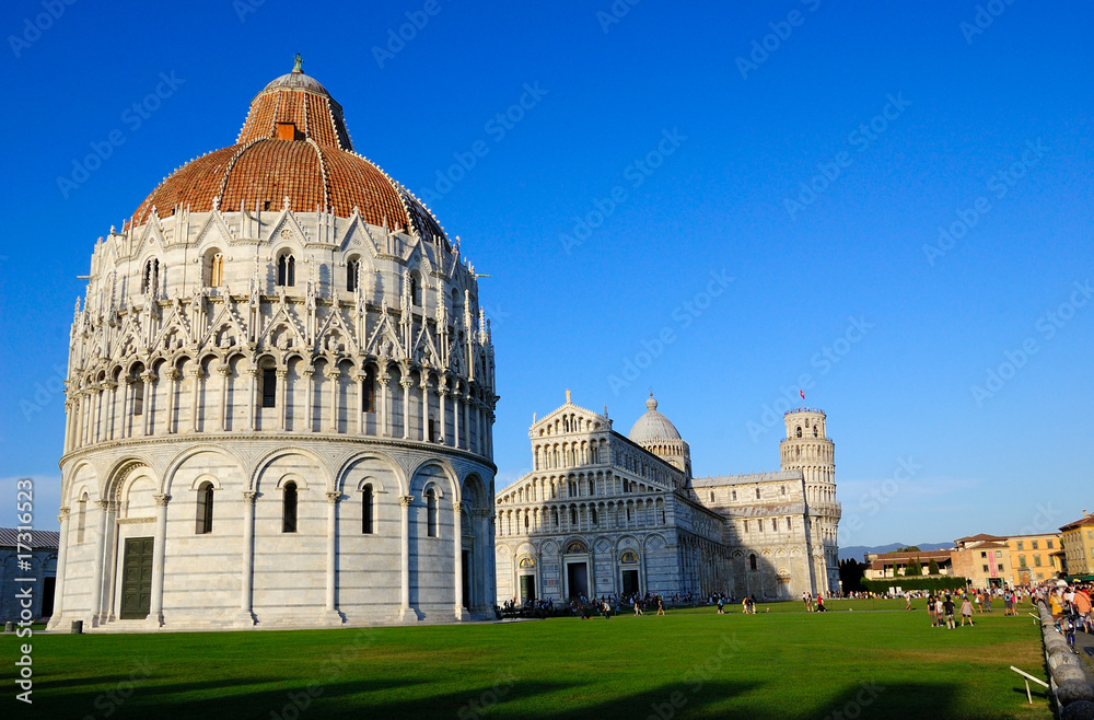 Pisa - Piazza dei Miracoli - battistero in fronte
