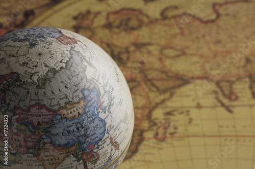 地球儀と古地図