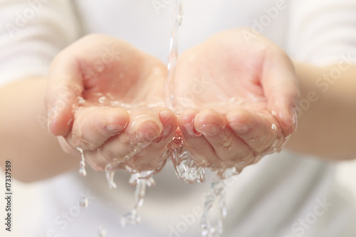 手と水