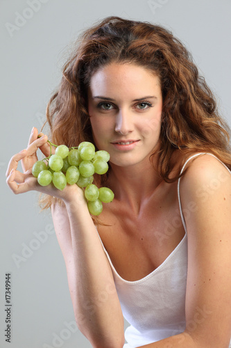 jeune femme et grappe de raisin