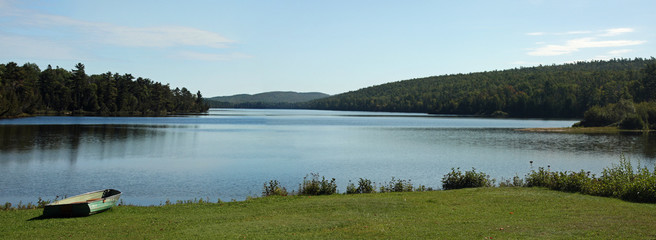 Leinwandbilder See Sommerlager am idyllischen Alpensee  © Thomas Barrat