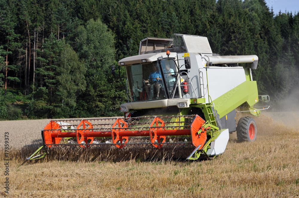 Fototapeta premium Mähdrescher am Feldende