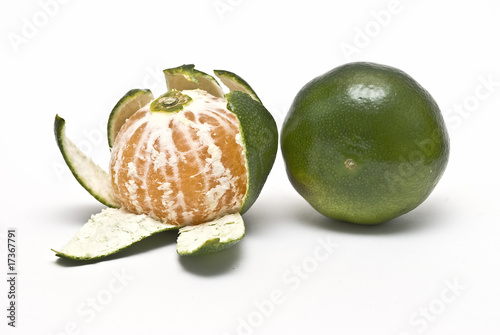 Mandarina verde pelada y entera. photo