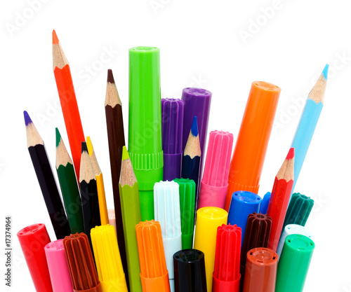 Crayons et feutres de couleurs