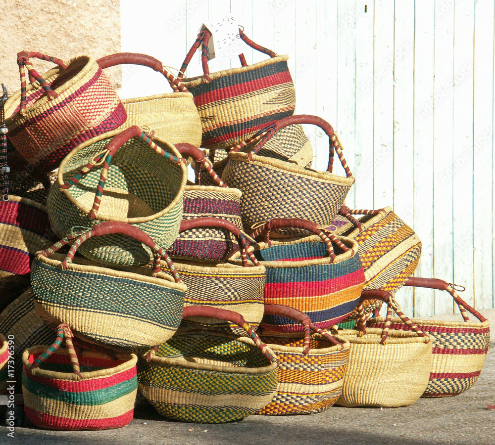 tas de paniers sur le marché tas de paniers sur le marché