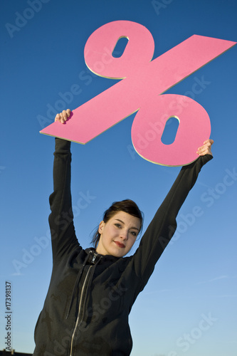 Junge Frau mit Prozentzeichen,