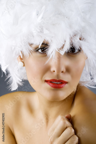 Fototapeta Naklejka Na Ścianę i Meble -  attractive woman wearing a white feather wig