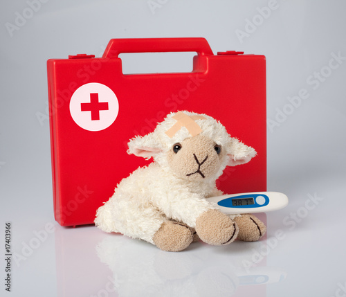 Photos malade température enfant peluche soin pansement bobo infirmerie
