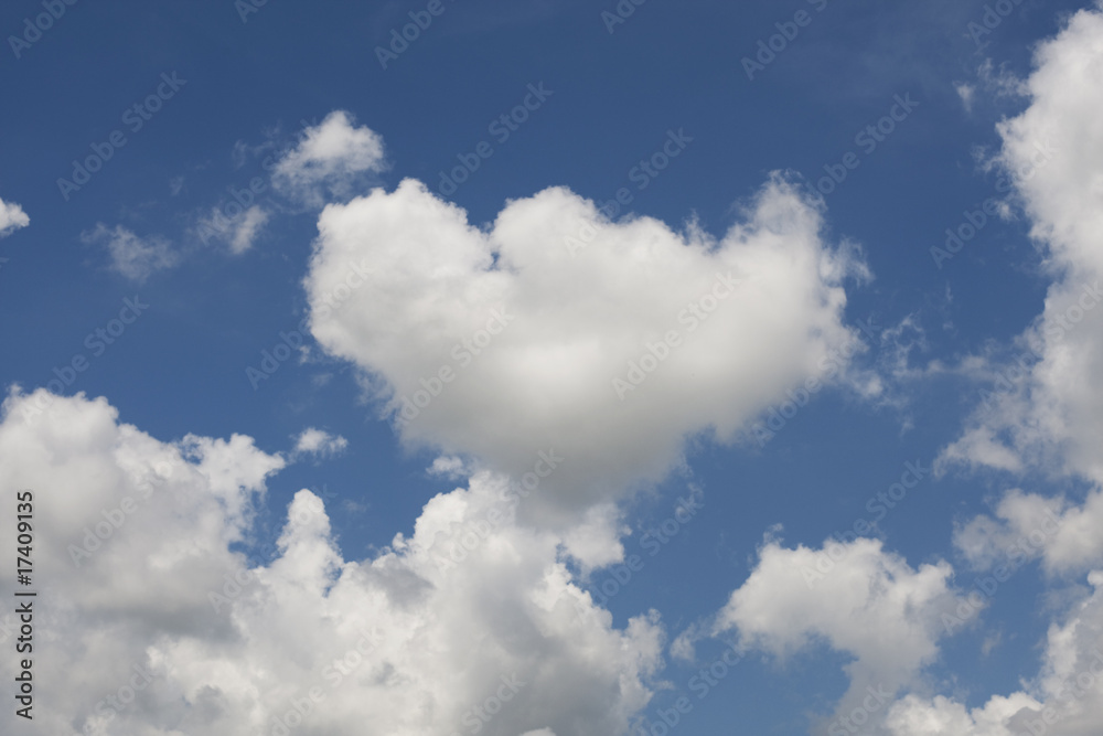 weisse Wolken vor blauem Himmel