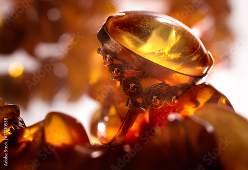 Canvas-taulu Ring with amber and necklace