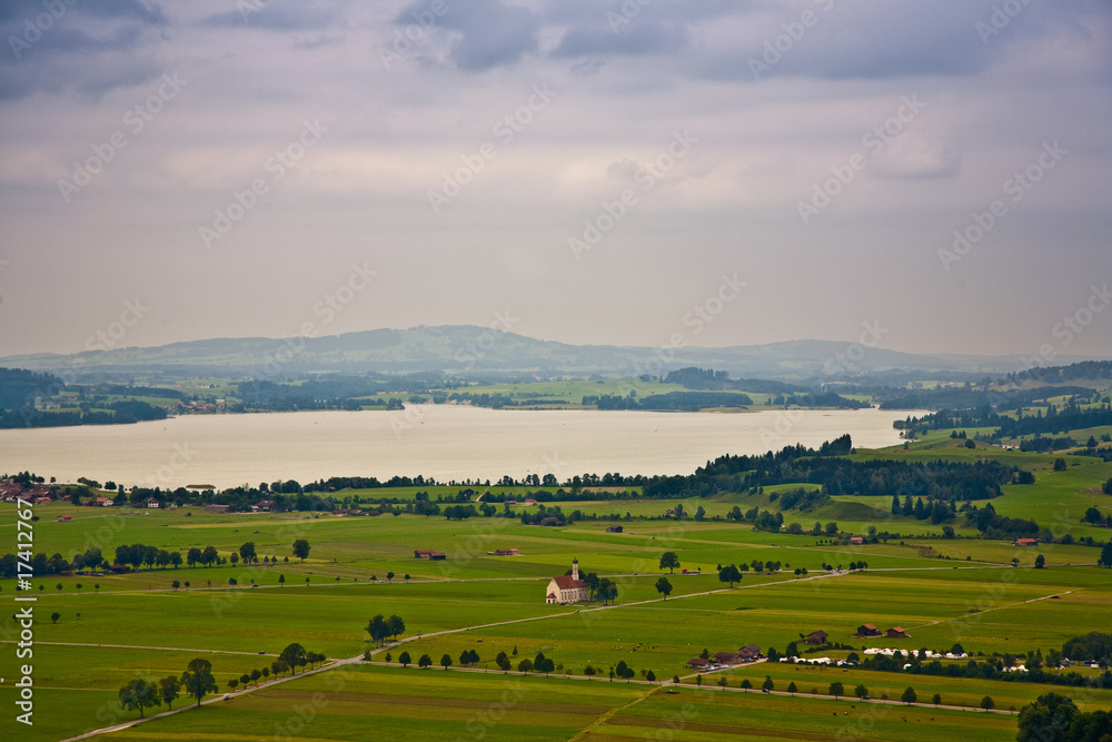 Kapelle beim Schloss Neuschwanstein, Blick über See Kapelle beim Schloss Neuschwanstein, Blick über See