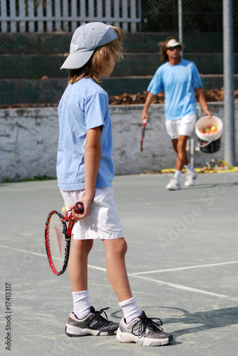 Activité - Leçon de tennis du mercredi - Enfant et moniteur © Patricia W.
