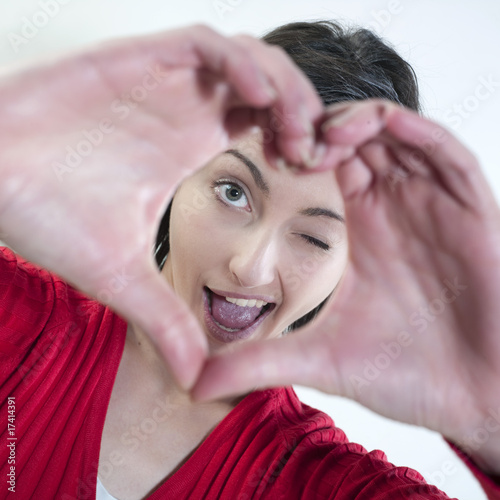 femme clin d'oeil symbole de coeur