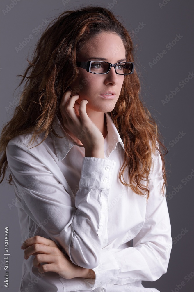 portrait beaute de jeune femme a lunettes