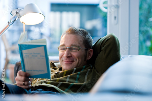 Mann entspannt sich und liest Buch