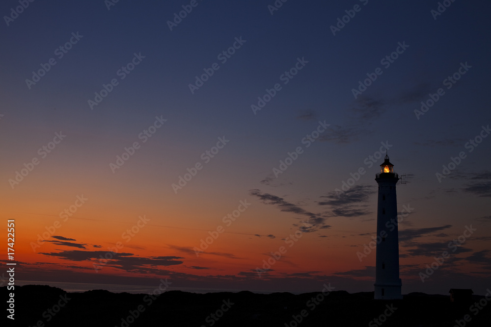 Silhouette eines dänischen Leuchtturms bei Sonnenuntergang