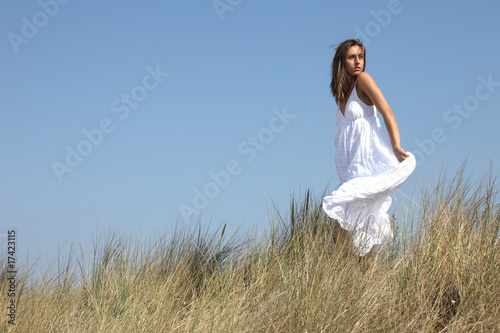 jeune feme en robe blanche