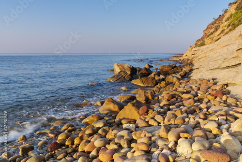 Plage de galets sur la côte Méditerranéenne