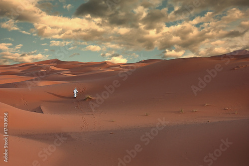 Un uomo solo nel deserto