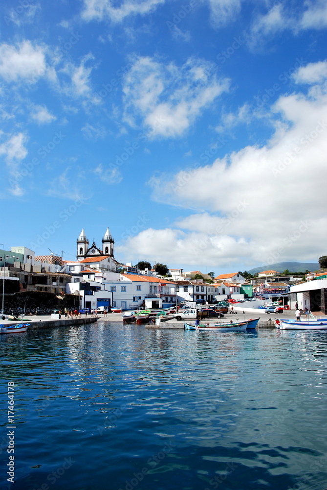 Kleiner Fischer Hafen von São Mateus, blaues Meer, Atlantik, Azoren.