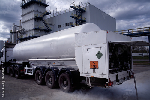 process of cooled liquid loading on an air separation plan