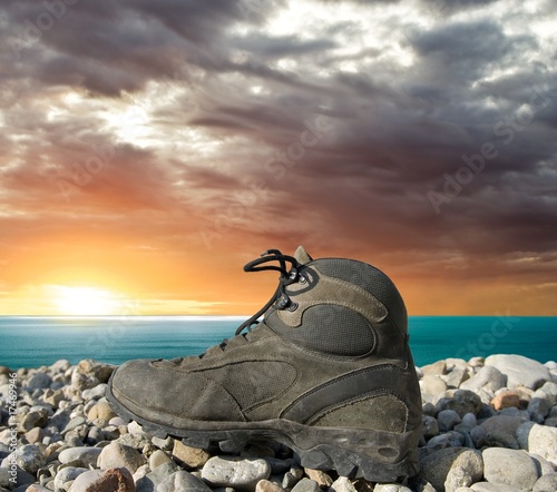 Fotografie, Obraz tourist boot on a seashore at the dusk