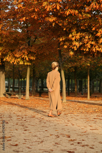 femme dans un parc en automne © HILTS
