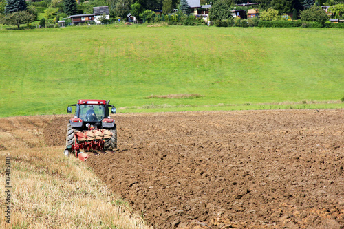 Traktor beim Pflügen