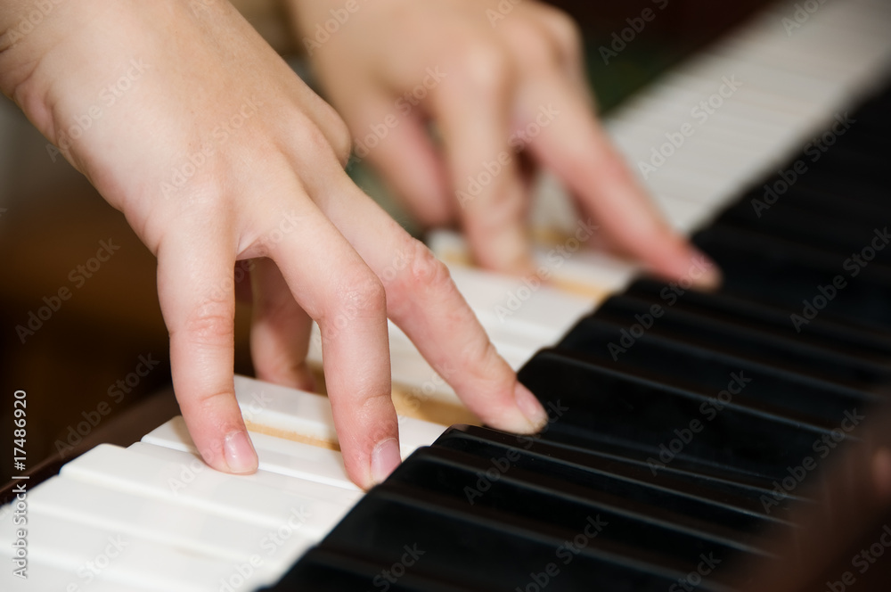 Obraz premium hands on keys of a piano