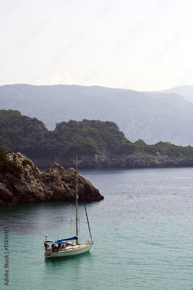 Segelboot vor Felsküste von Korfu