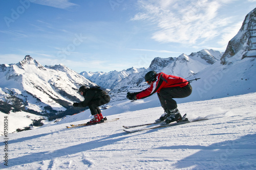 Skifahrer liefern sich ein Rennen