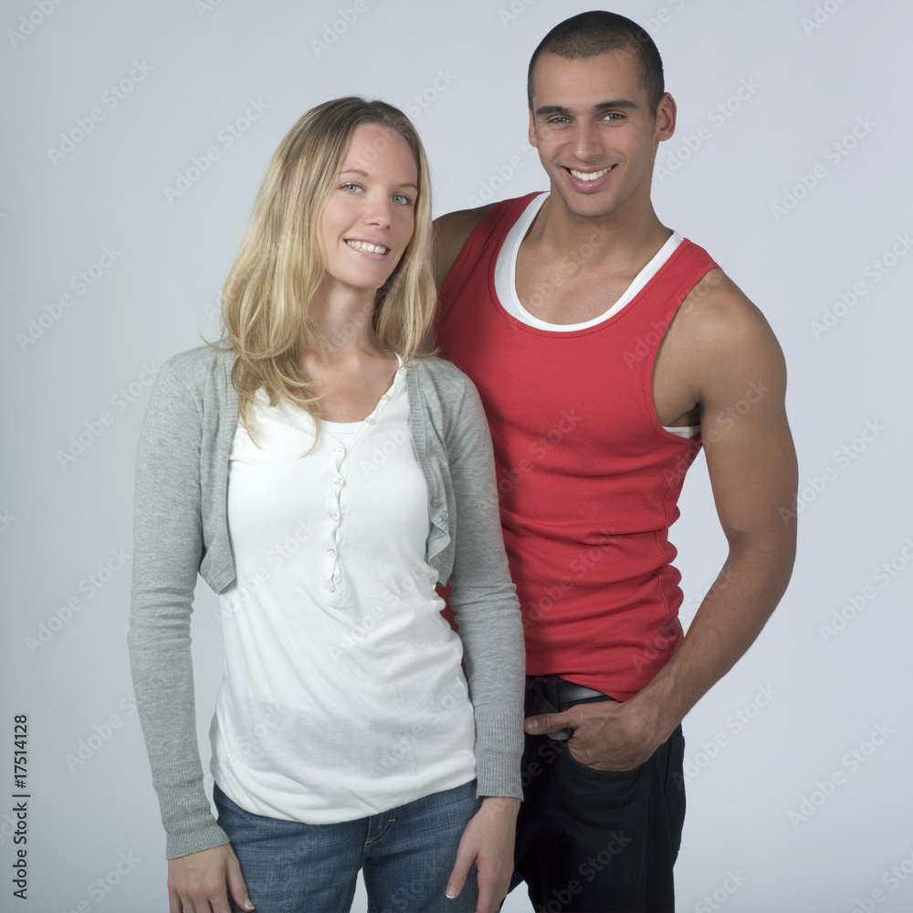 jeune couple souriant jeune couple souriant