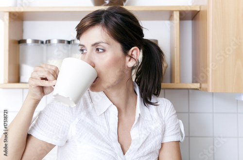 Φωτογραφία aus der tasse trinken