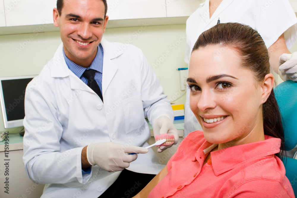 Obraz premium dentist demostrate tooth brushing