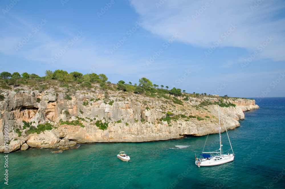 Segelboot liegt vor Anker in idyllischer Bucht auf Mallorca