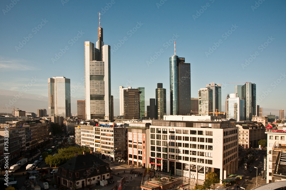 Blick auf die Skyline von Frankfurt mit Hochhäusern