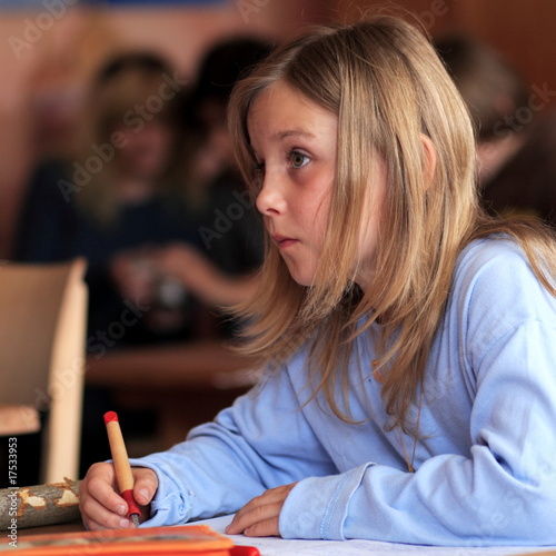 Mädchen im Schulunterricht photo