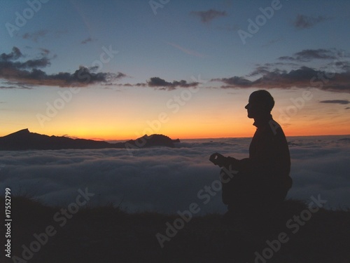 Mönch, Mann bei Meditation am Berg am Abend im Gebirge © Andreas P
